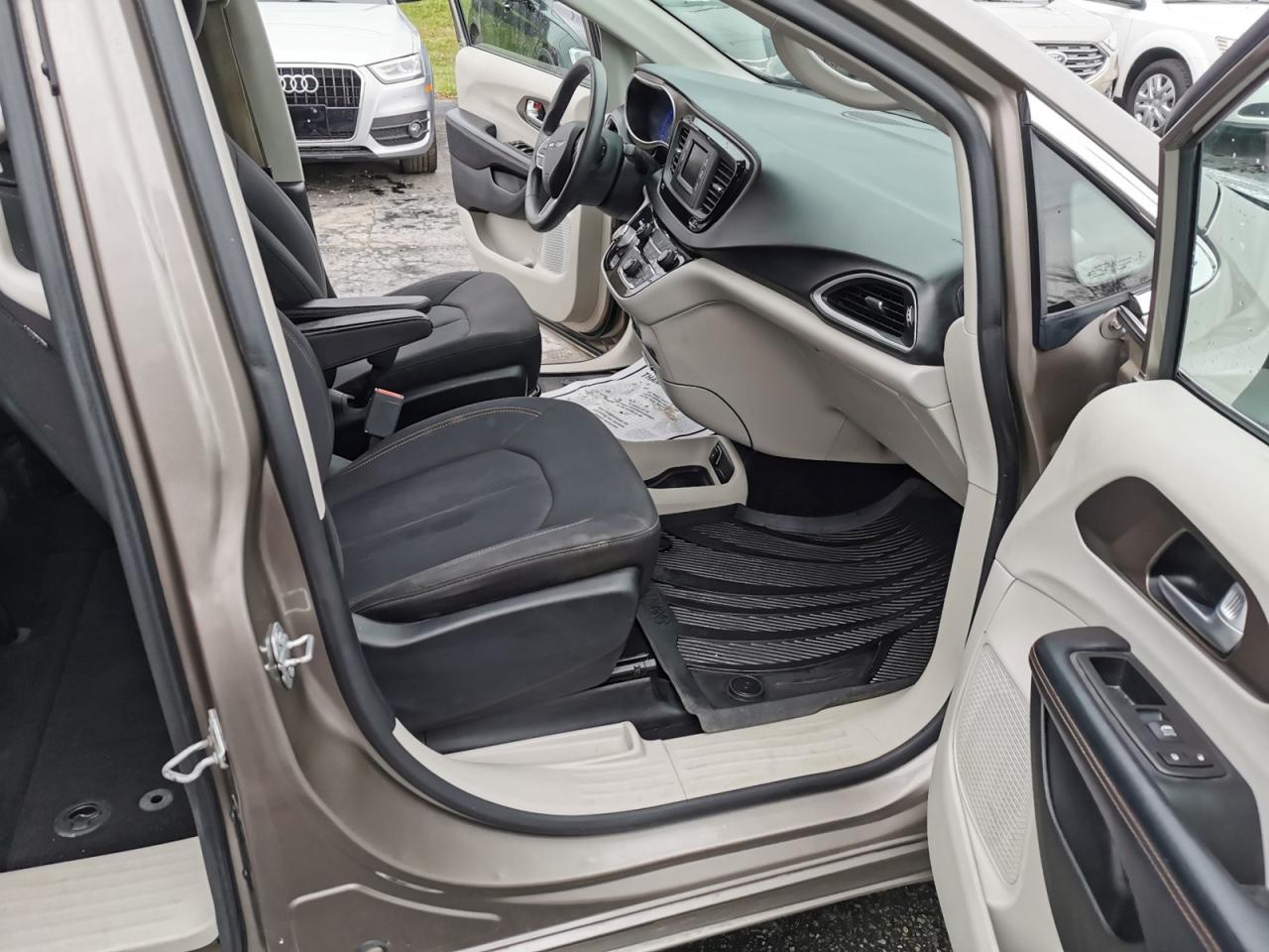 2017 Chrysler Pacifica LX - Photo #24