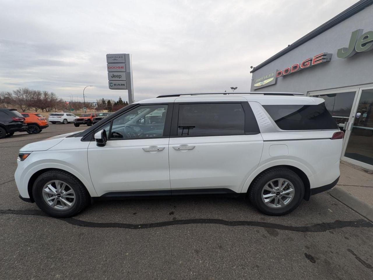 2024 Kia Carnival LX FWD Photo3