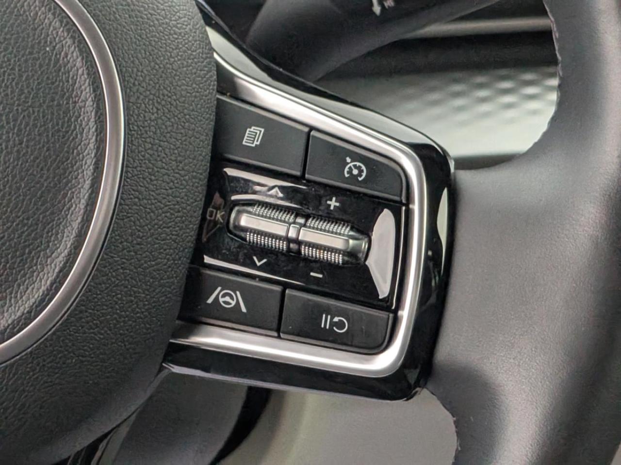 2024 Kia Carnival LX FWD Photo