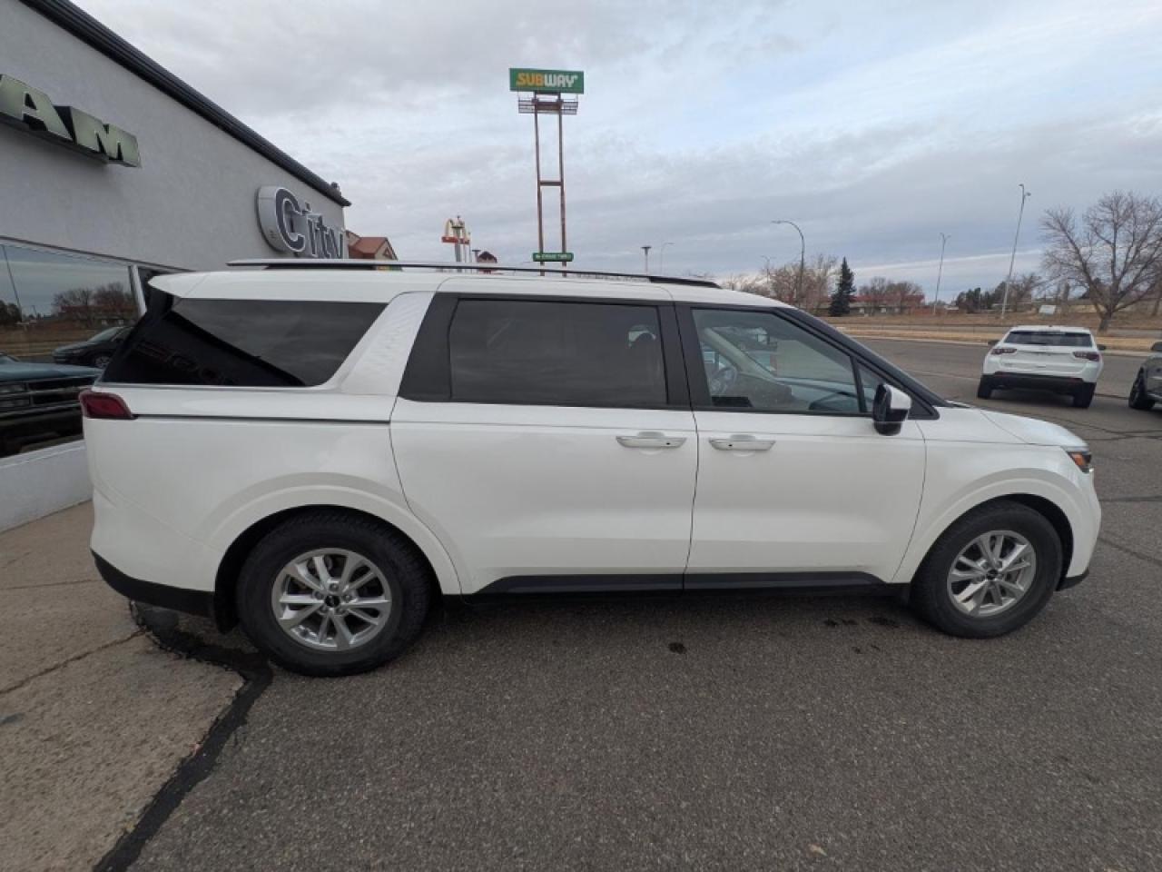 2024 Kia Carnival LX Photo