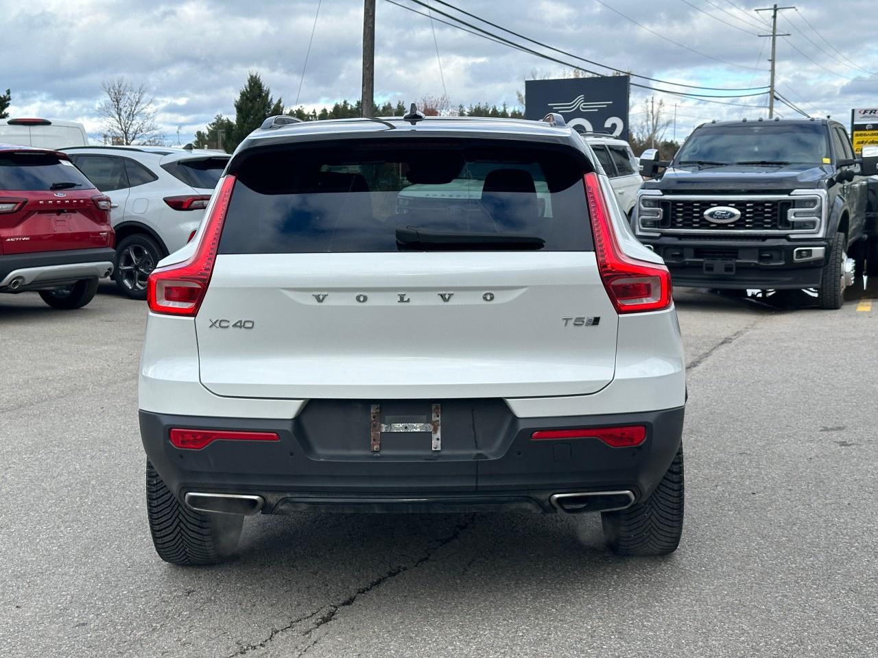 2020 Volvo XC40 T5 AWD R-Design Photo