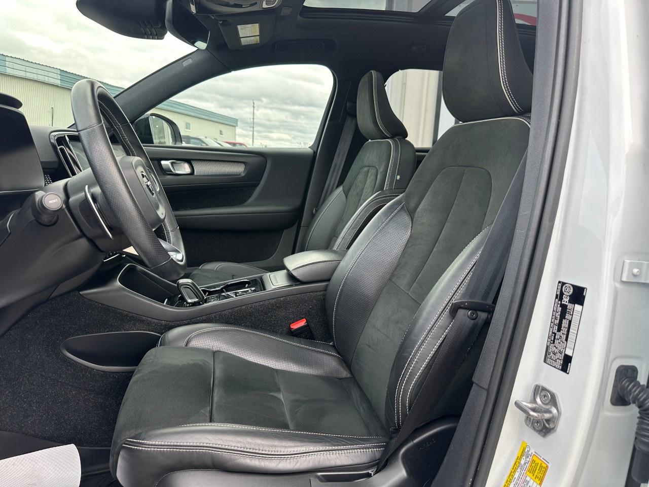 2020 Volvo XC40 T5 AWD R-Design Photo