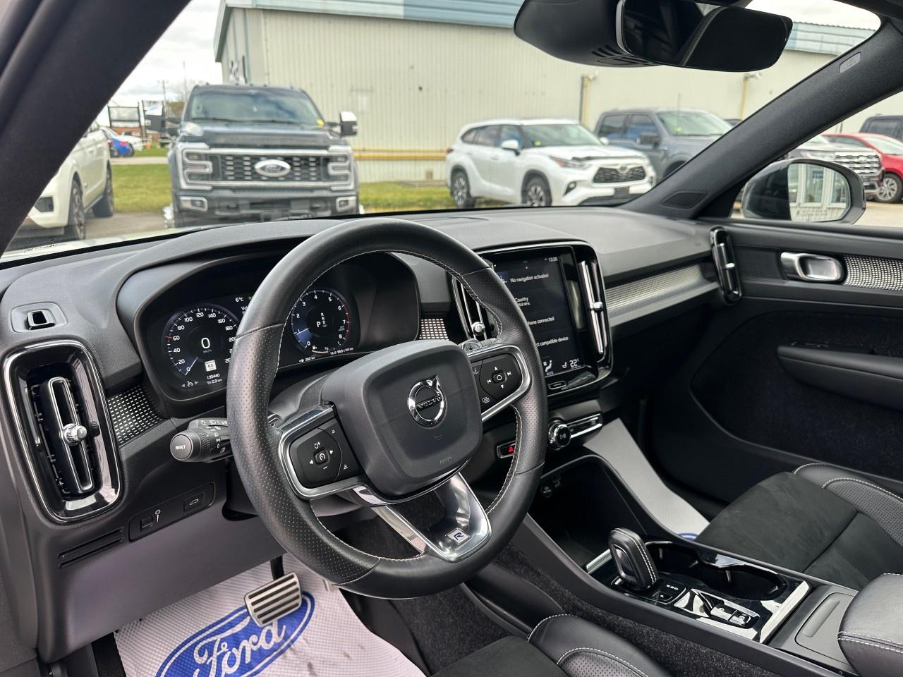 2020 Volvo XC40 T5 AWD R-Design Photo