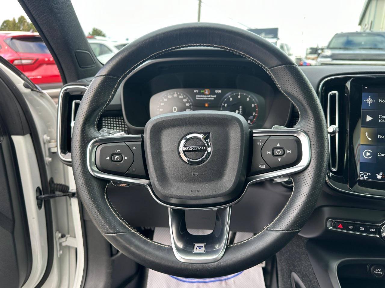 2020 Volvo XC40 T5 AWD R-Design Photo