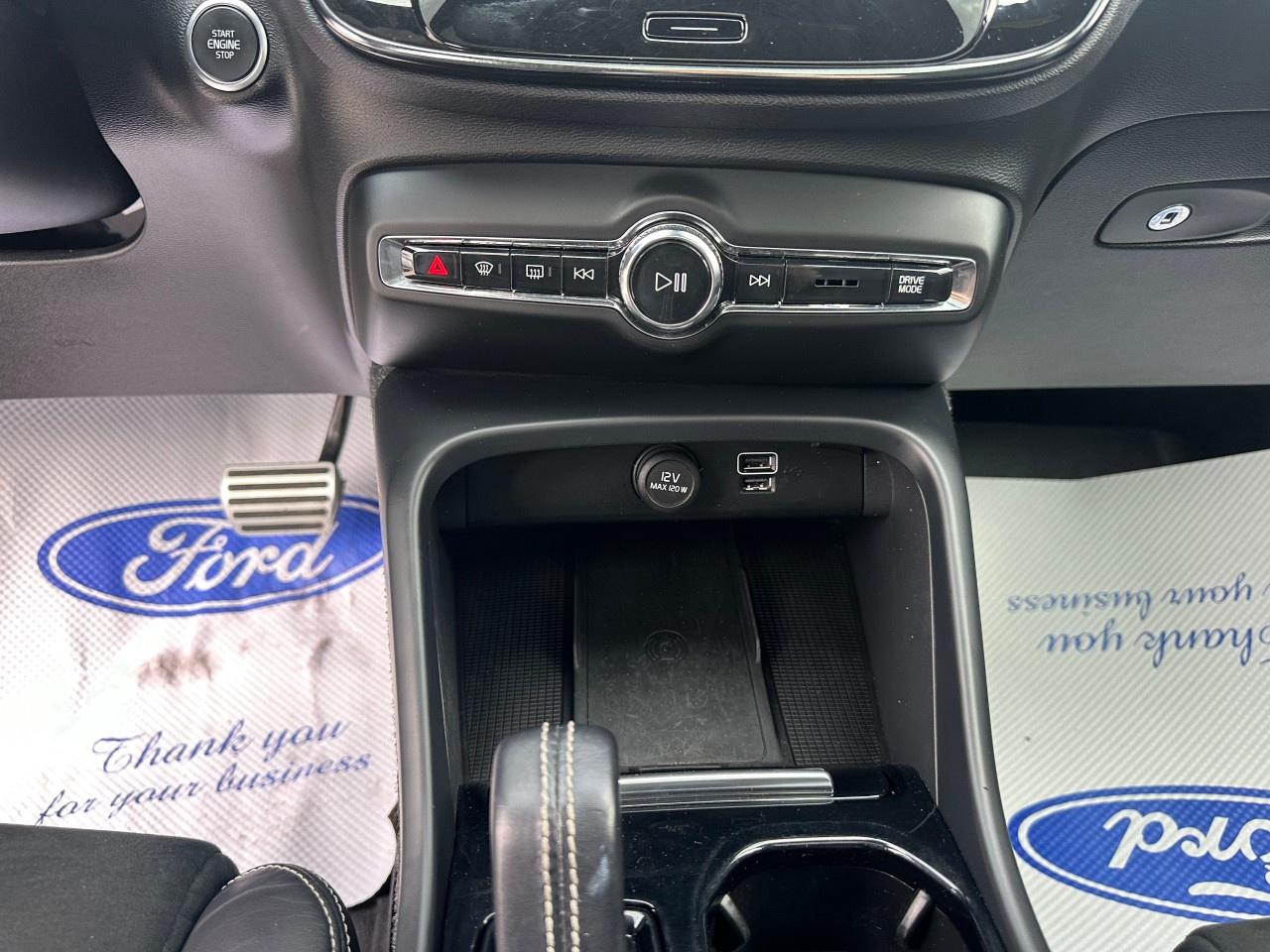 2020 Volvo XC40 T5 AWD R-Design Photo