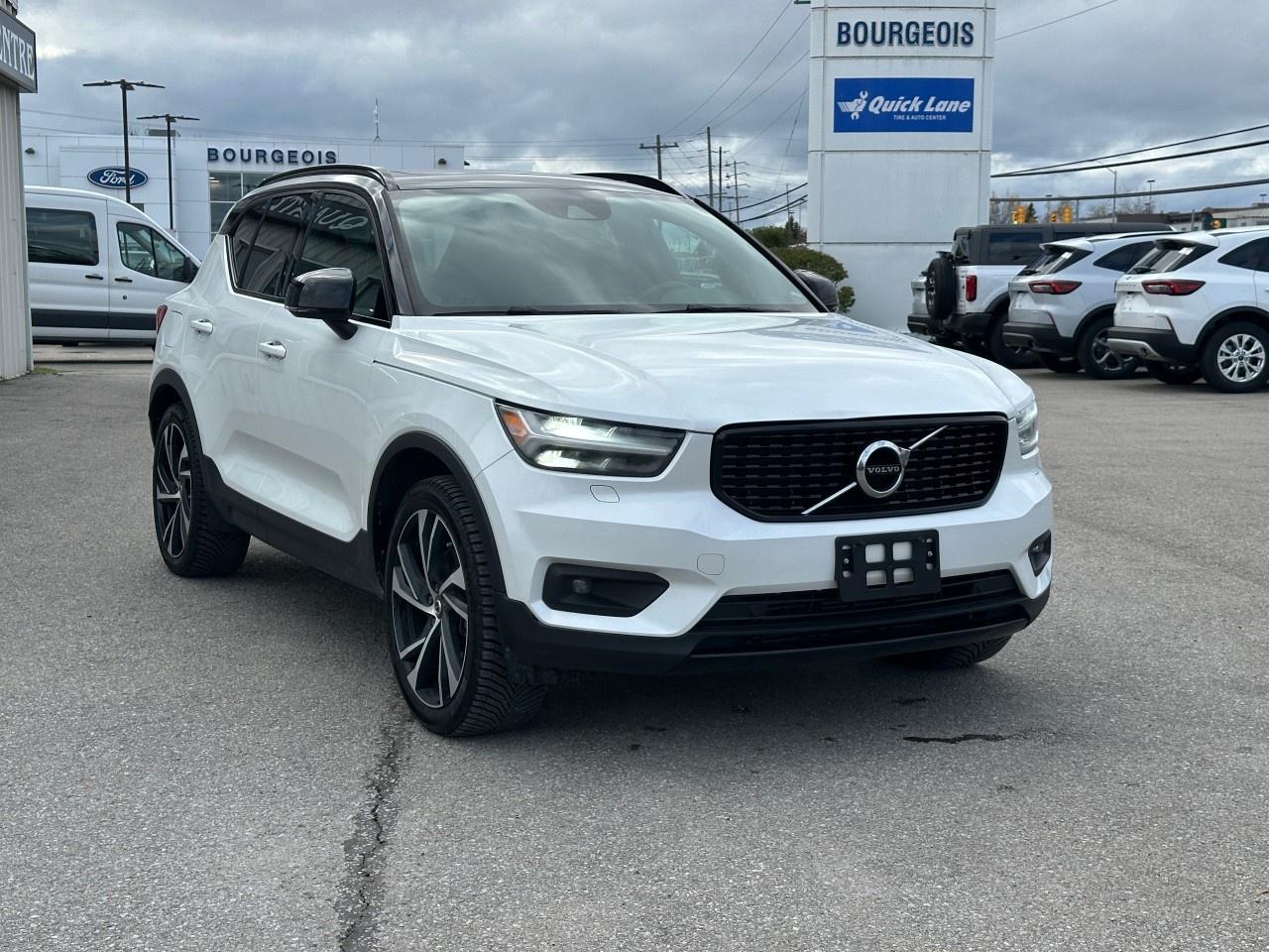 2020 Volvo XC40 T5 AWD R-Design Photo