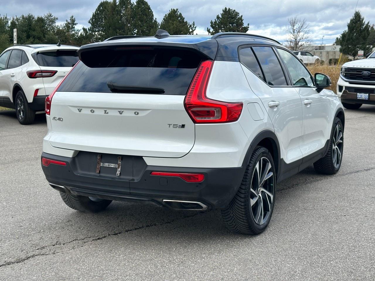 2020 Volvo XC40 T5 AWD R-Design Photo
