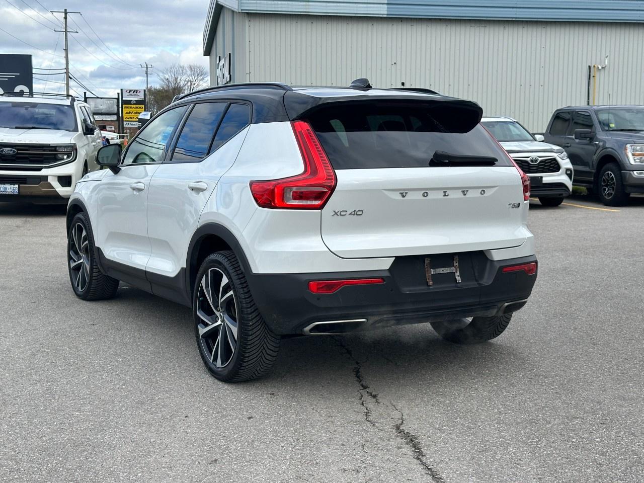 2020 Volvo XC40 T5 AWD R-Design Photo