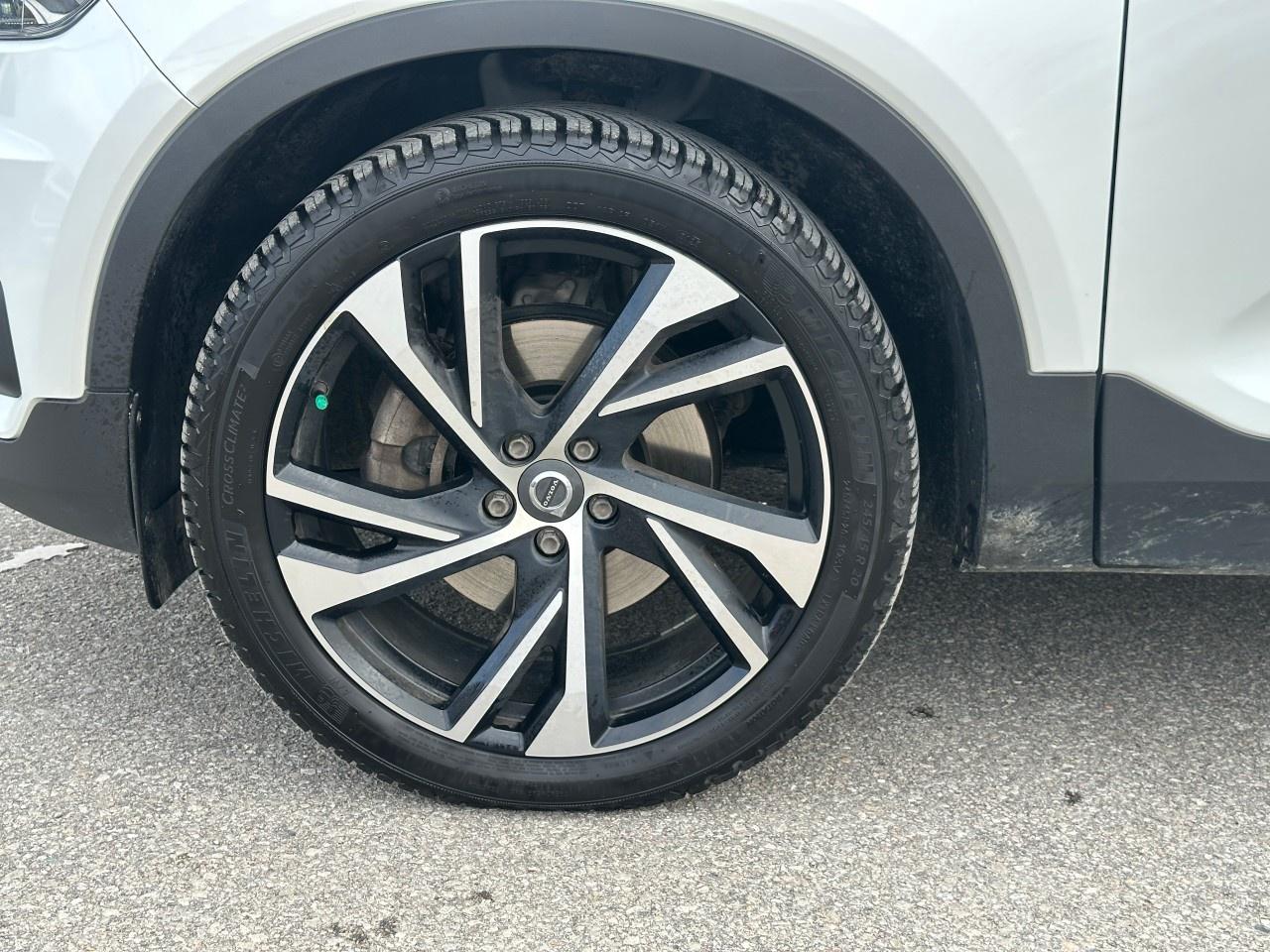 2020 Volvo XC40 T5 AWD R-Design Photo