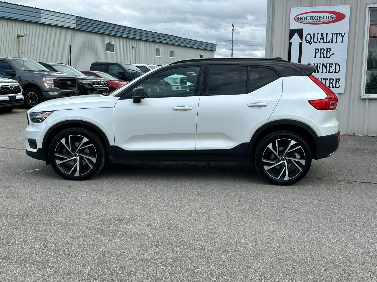 2020 Volvo XC40 T5 AWD R-Design Photo