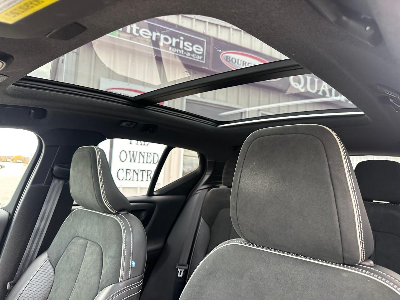 2020 Volvo XC40 T5 AWD R-Design Photo