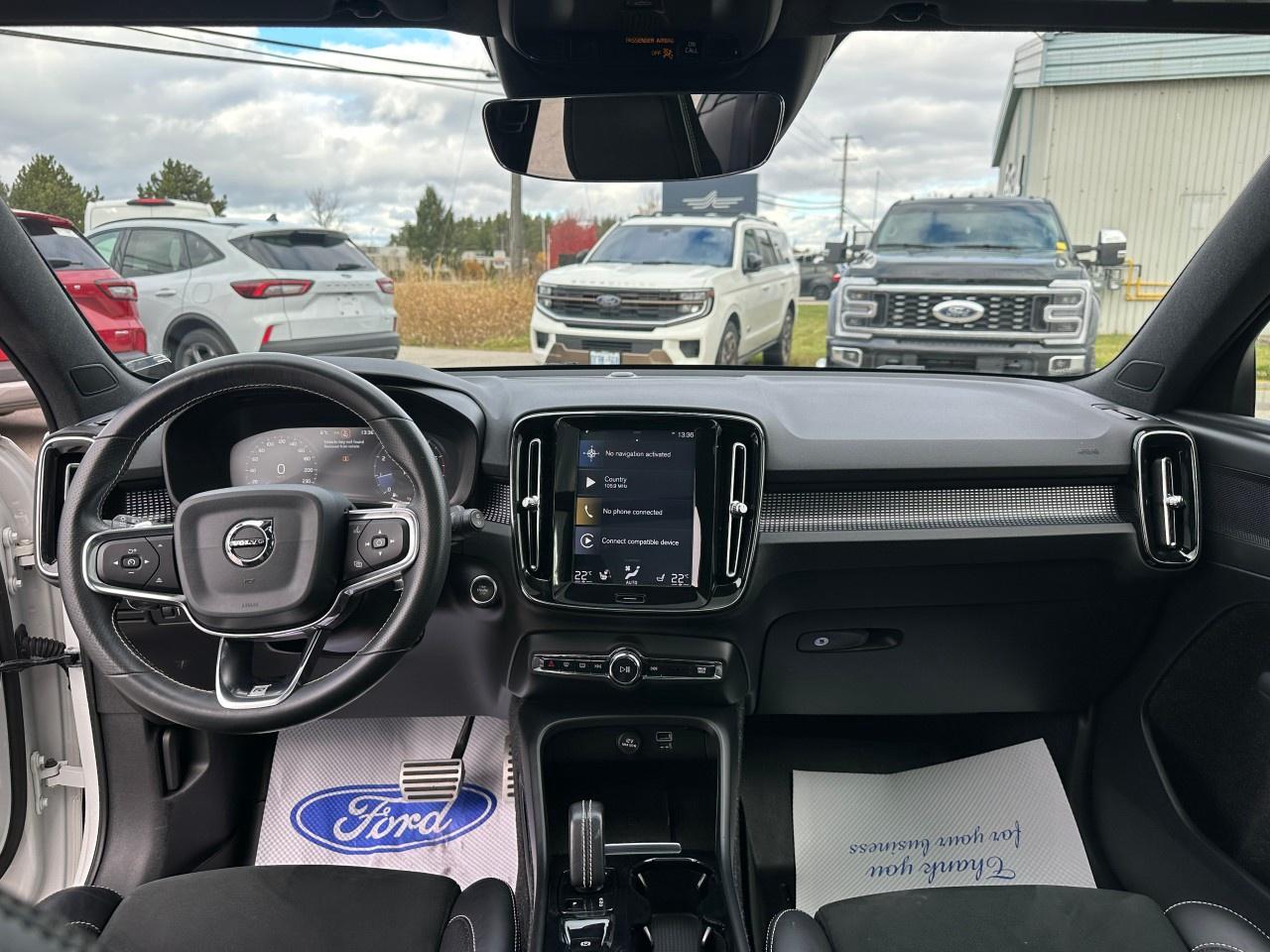 2020 Volvo XC40 T5 AWD R-Design Photo