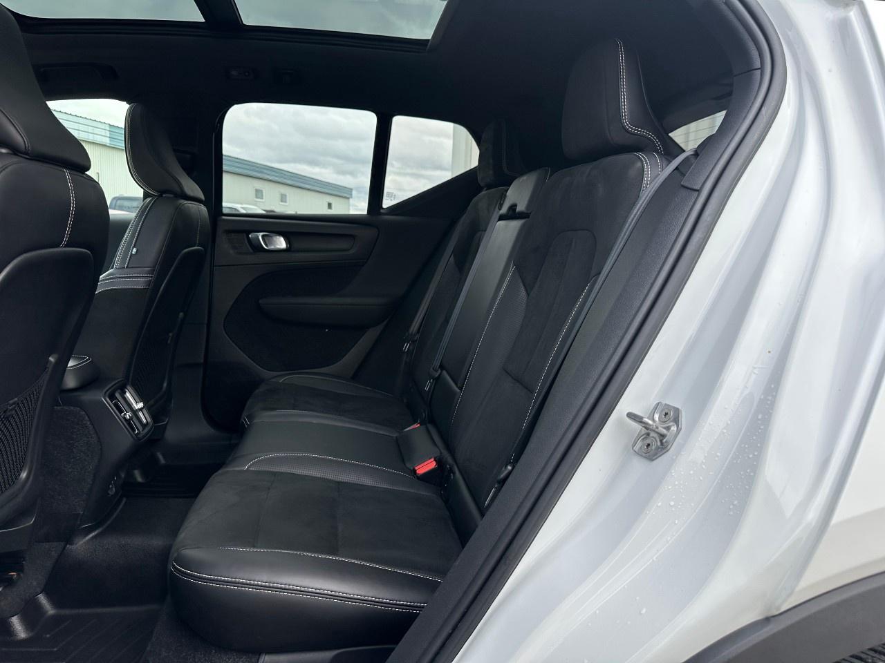 2020 Volvo XC40 T5 AWD R-Design Photo