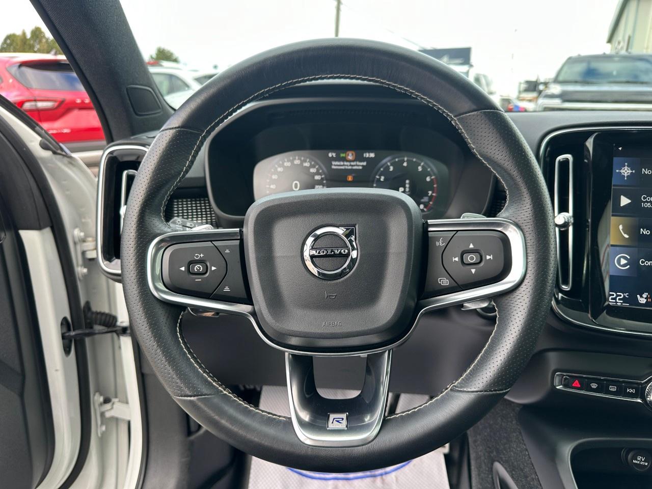 2020 Volvo XC40 T5 AWD R-Design Photo