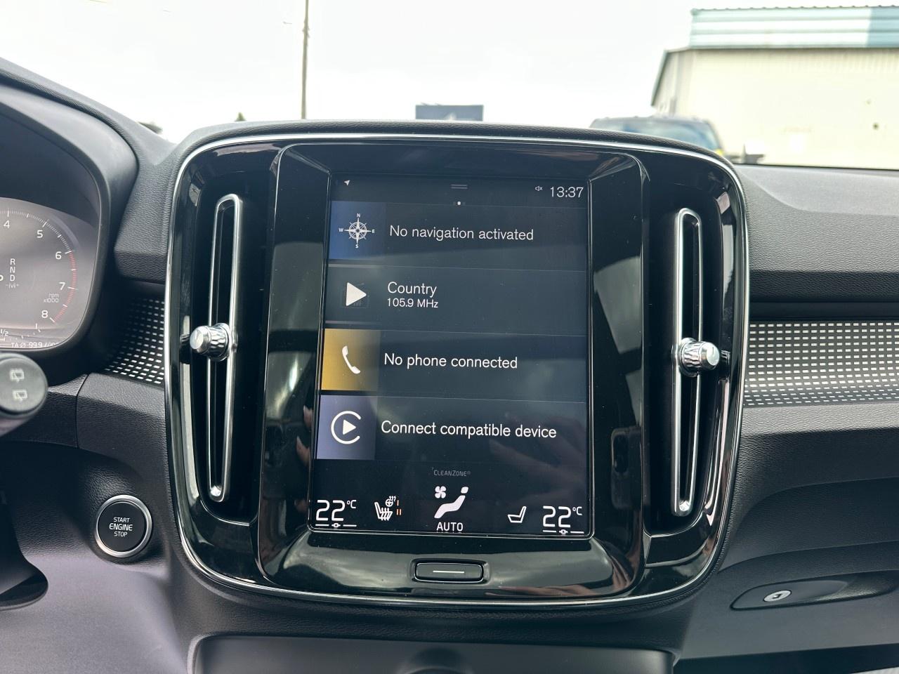 2020 Volvo XC40 T5 AWD R-Design Photo