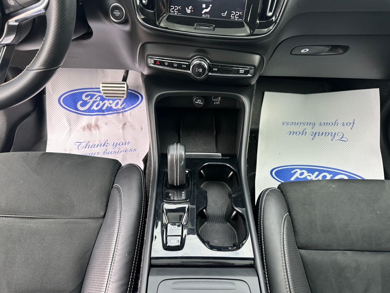 2020 Volvo XC40 T5 AWD R-Design Photo