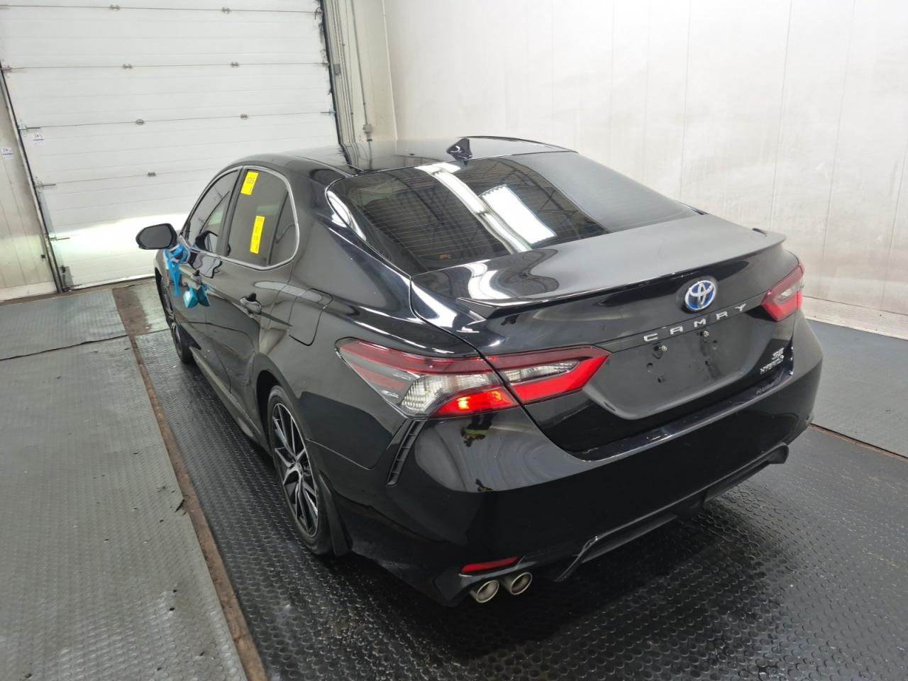 2023 Toyota Camry Hybrid | SE UPGRADE | SUNROOF | NO ACCIDENTS Photo