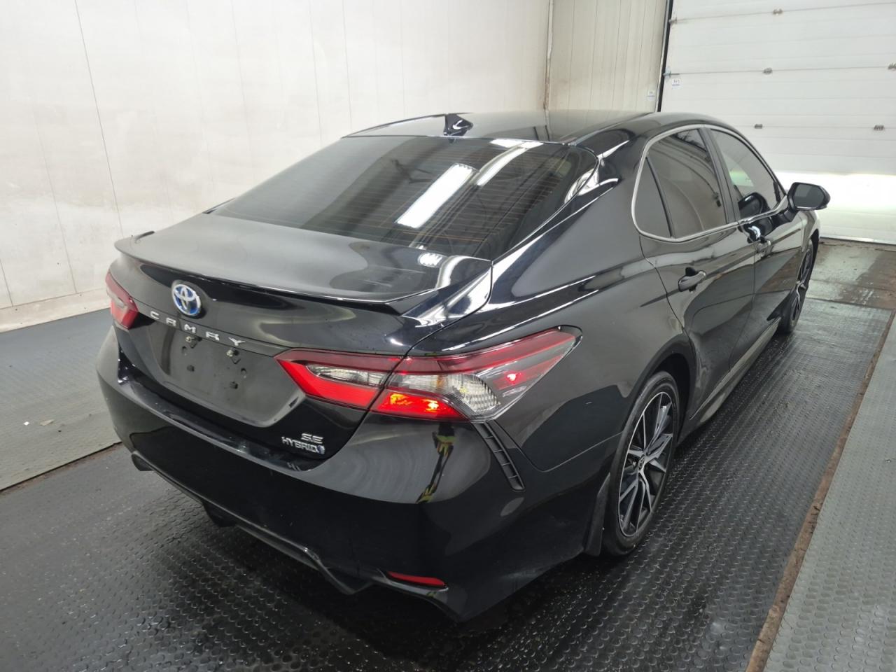 2023 Toyota Camry Hybrid | SE UPGRADE | SUNROOF | NO ACCIDENTS Photo