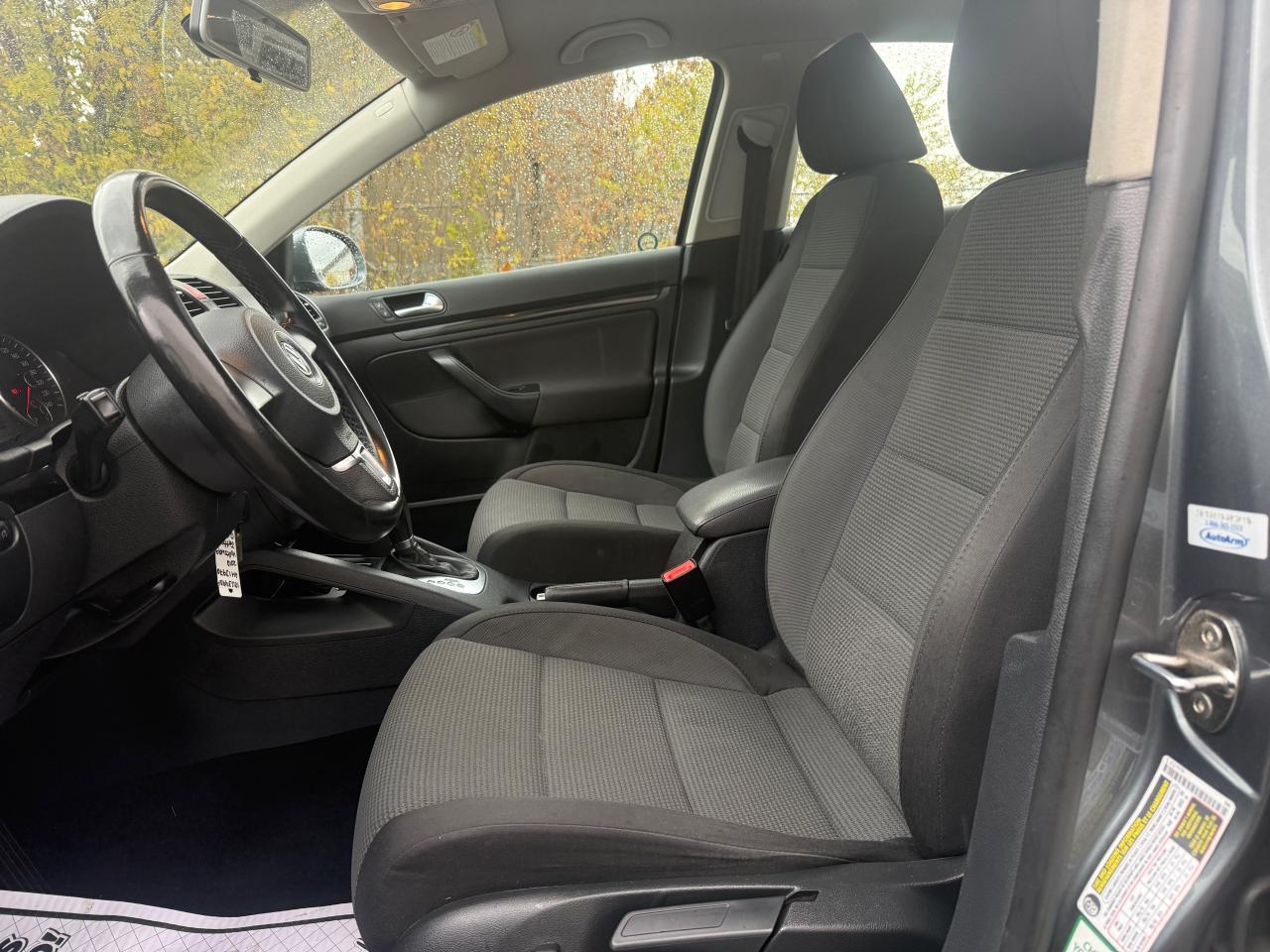 2010 Volkswagen Jetta 4dr 2.5L Auto Comfortline Photo