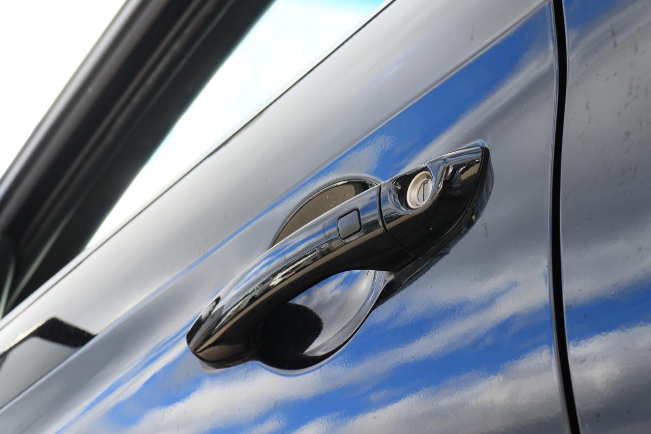 2020 Hyundai Elantra Sport | 6 Speed | Leather | Roof | CarPlay & More! Photo16