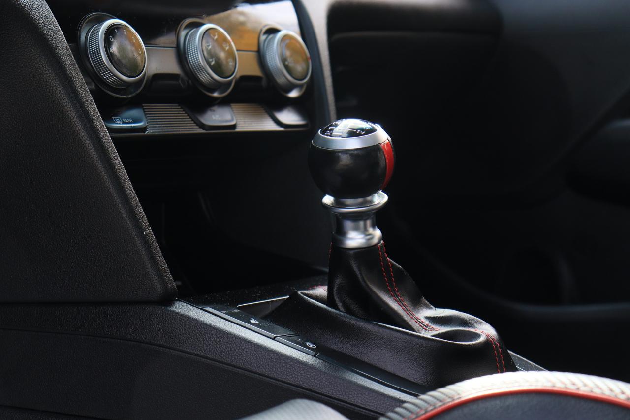 2020 Hyundai Elantra Sport | 6 Speed | Leather | Roof | CarPlay & More! Photo19