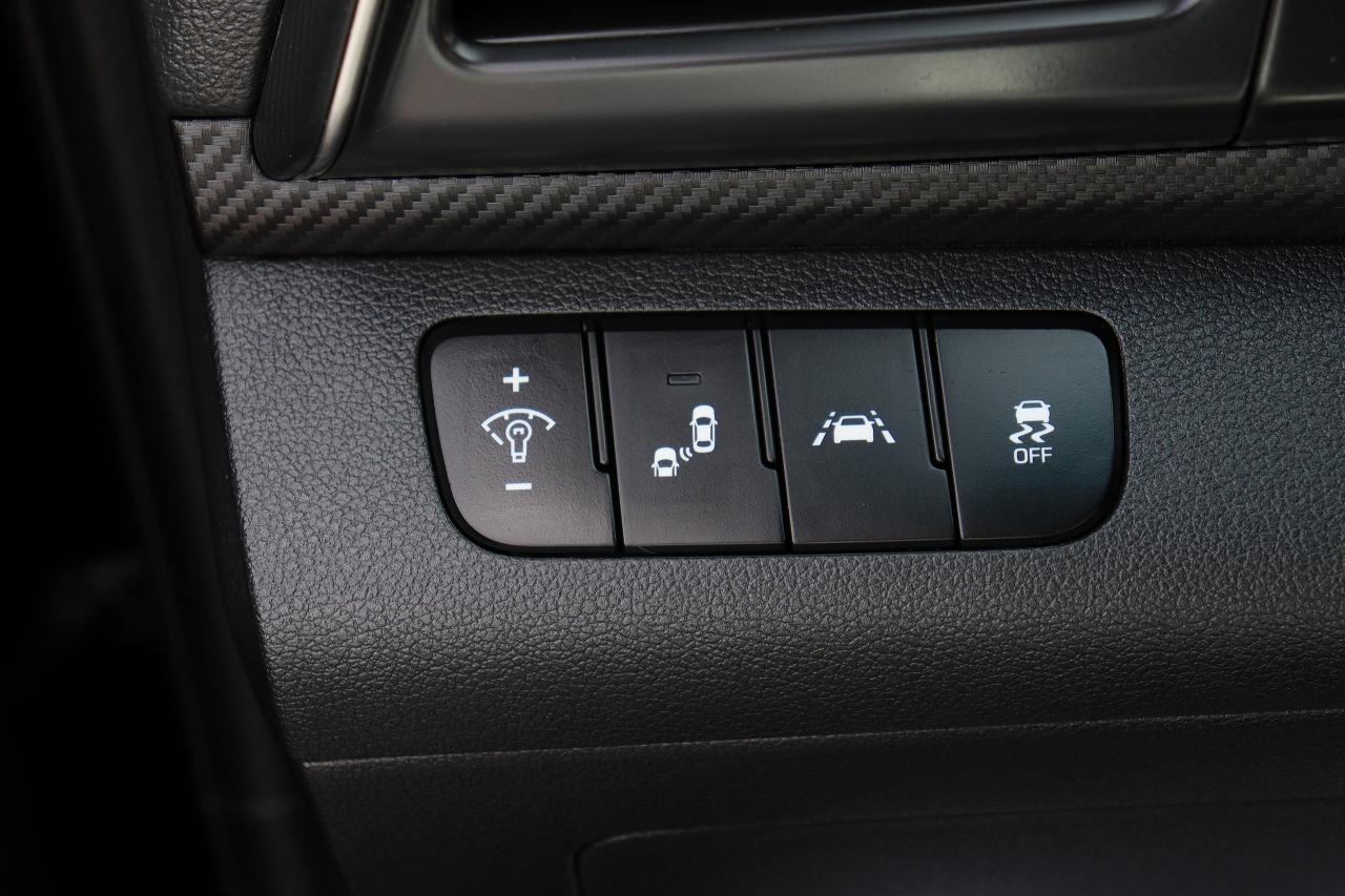 2020 Hyundai Elantra Sport | 6 Speed | Leather | Roof | CarPlay & More! Photo21