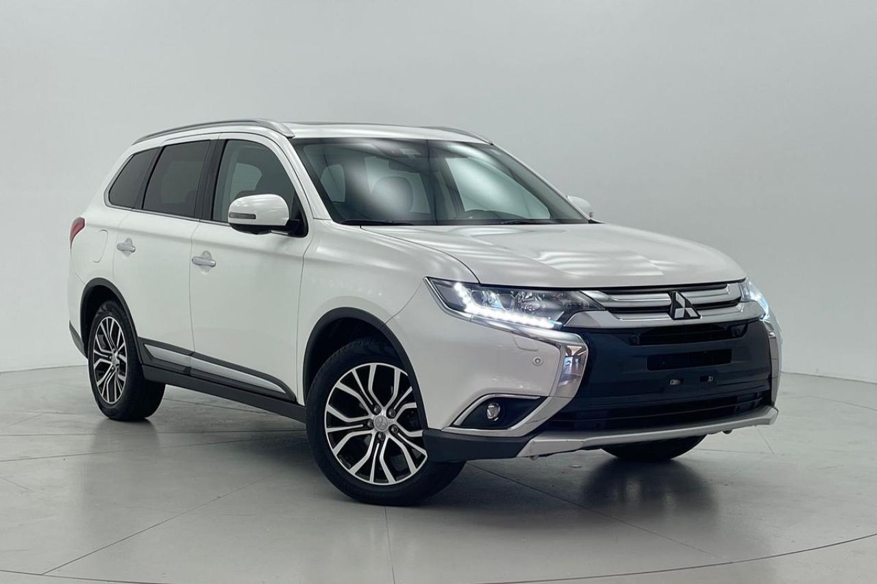 2017 Mitsubishi Outlander ES/ LOW KM / NO ACCIDENT/ 7 PASSENGER/LEATHER/MINT - Photo #1