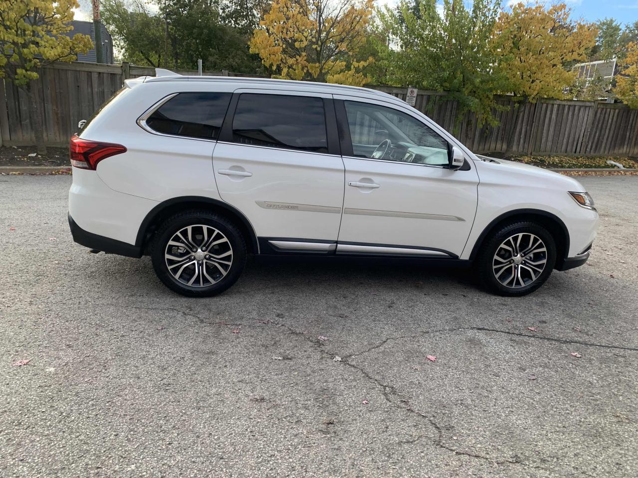 2017 Mitsubishi Outlander ES/ LOW KM / NO ACCIDENT/ 7 PASSENGER/LEATHER/MINT - Photo #4