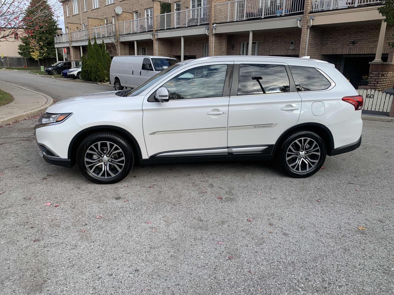 2017 Mitsubishi Outlander ES/ LOW KM / NO ACCIDENT/ 7 PASSENGER/LEATHER/MINT - Photo #5