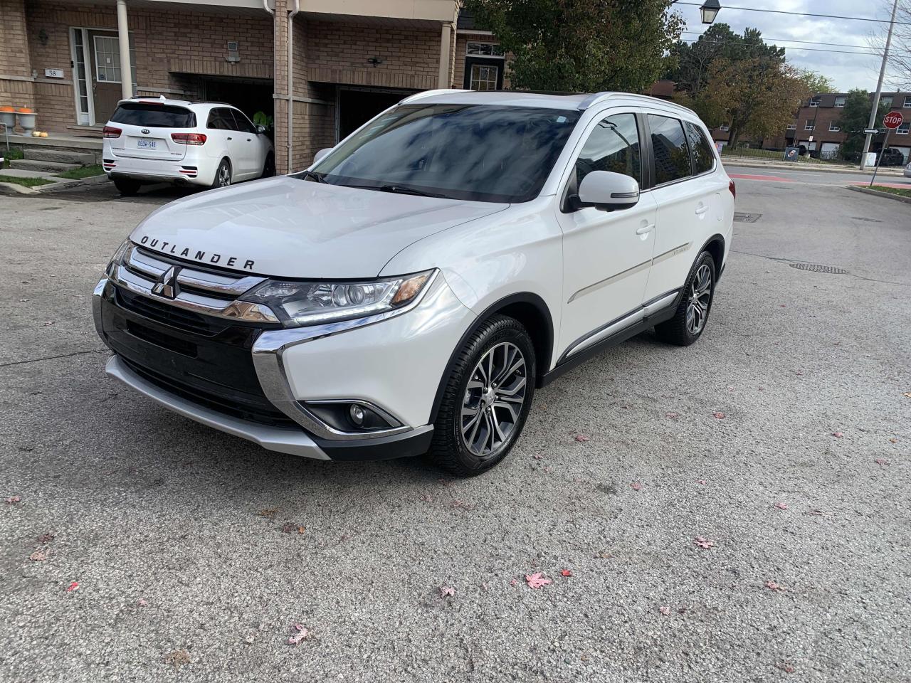 2017 Mitsubishi Outlander ES/ LOW KM / NO ACCIDENT/ 7 PASSENGER/LEATHER/MINT - Photo #2