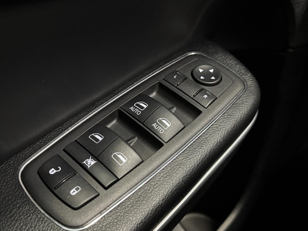 2023 Chrysler 300 300S AWD+New Brakes+Adaptive Cruise+CLEAN CARFAX Photo54