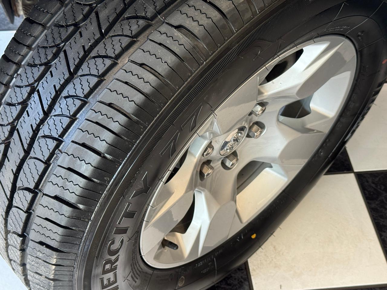 2019 RAM 1500 Tradesman 4x4 Quad Cab 6'4"+New Tires+Brakes+Camer Photo4