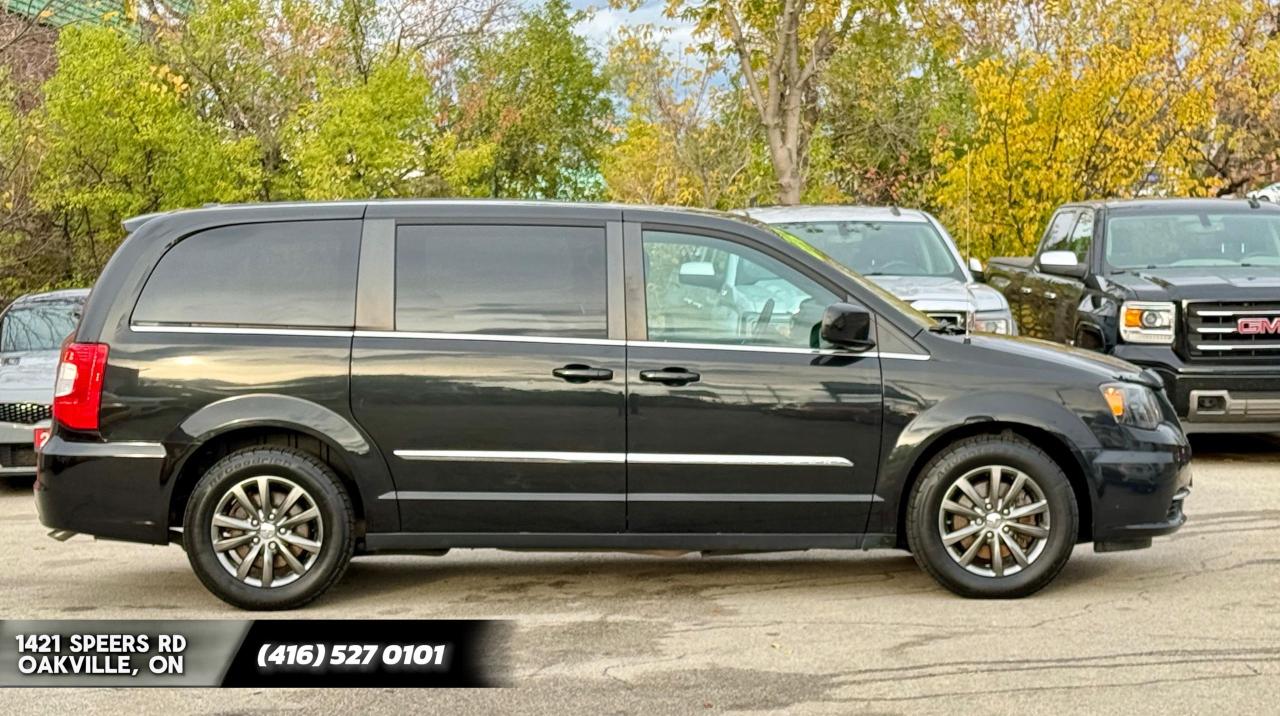 2015 Chrysler Town & Country S - Photo #4