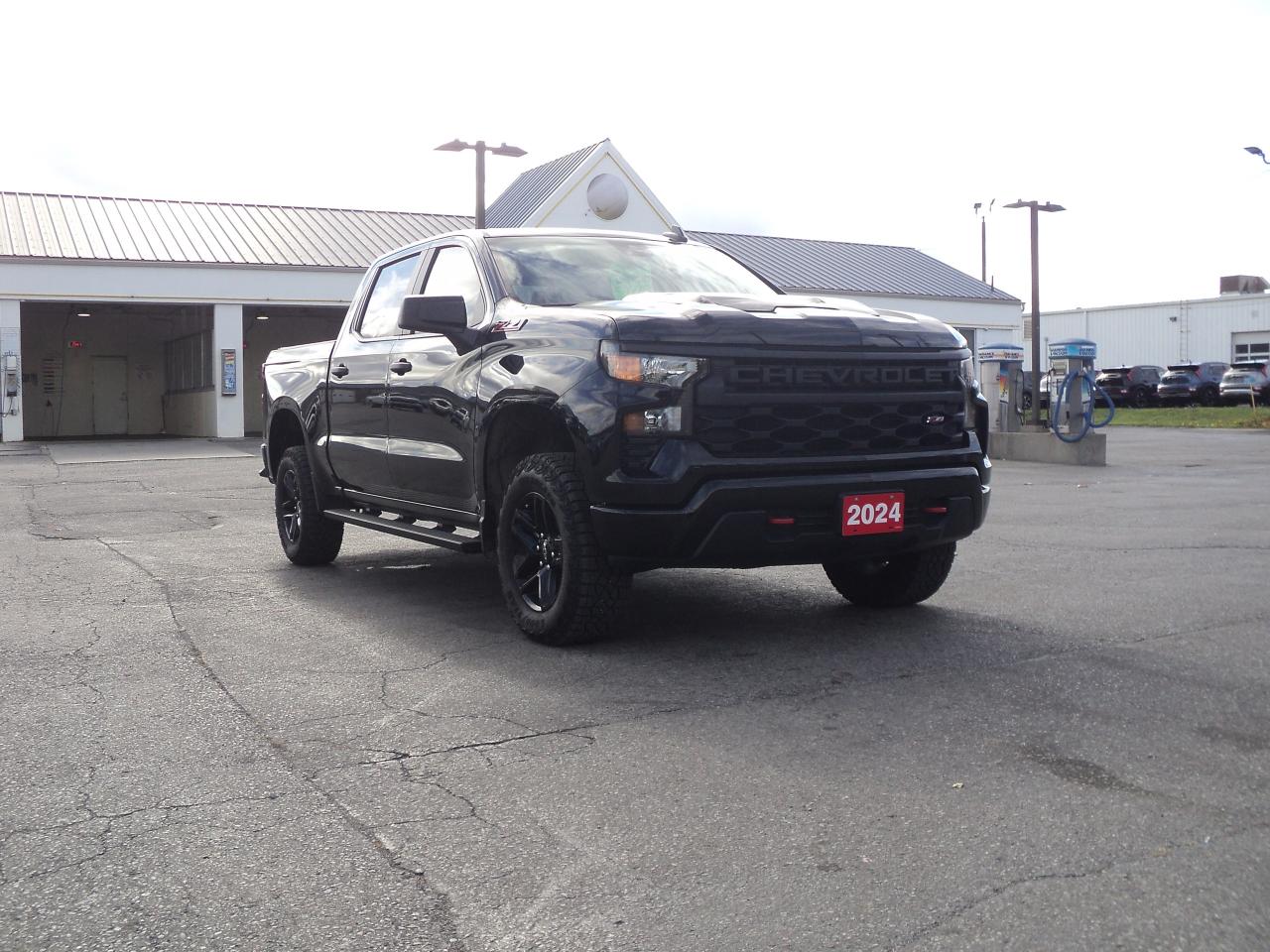 2024 Chevrolet Silverado 1500 CustomTrailBoss CrewCab Z71 4WD 5.3L8cyl 5'10"Box Photo4