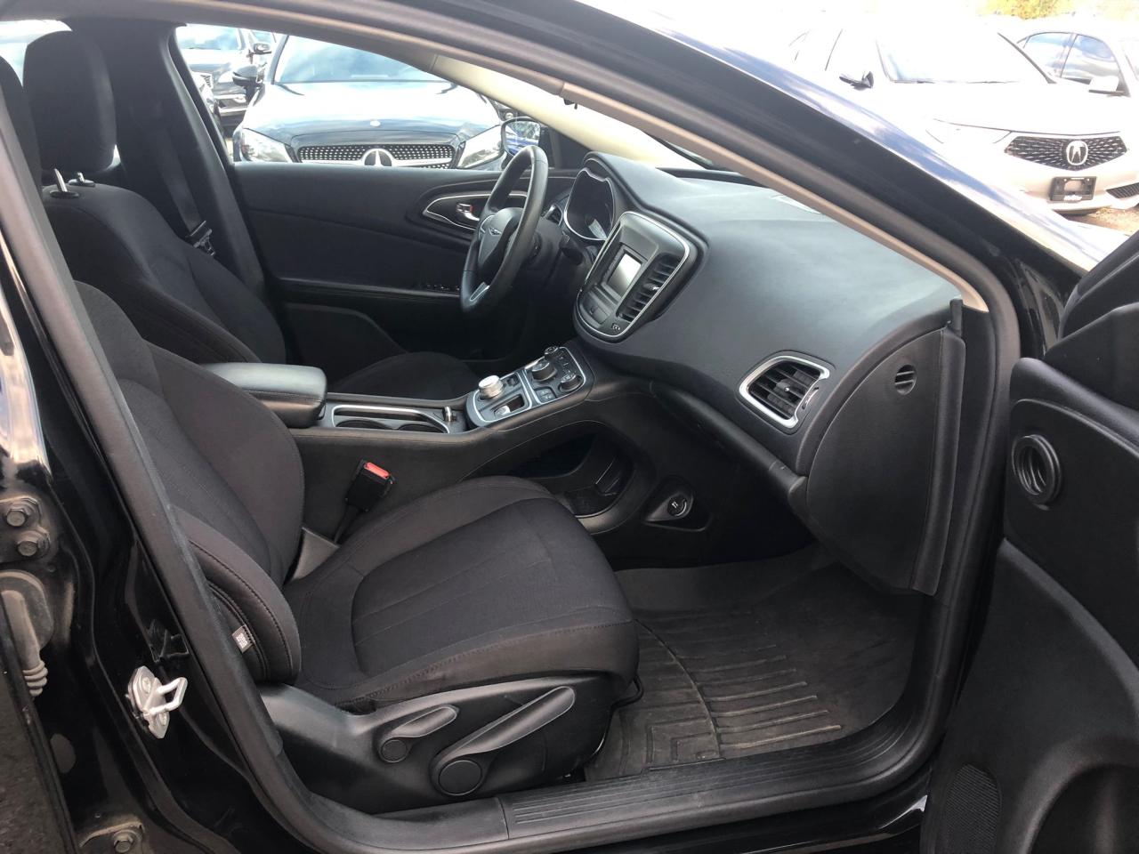 2015 Chrysler 200 LX CERTIFIED WITH 3 YEARS WARRANTY INCLUDED. - Photo #7