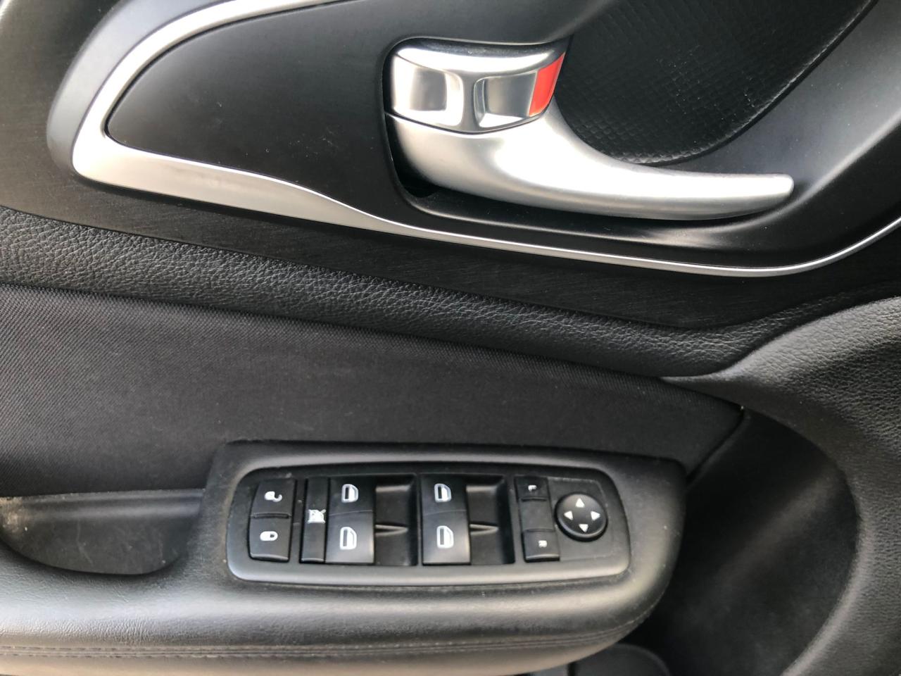 2015 Chrysler 200 LX CERTIFIED WITH 3 YEARS WARRANTY INCLUDED. - Photo #11