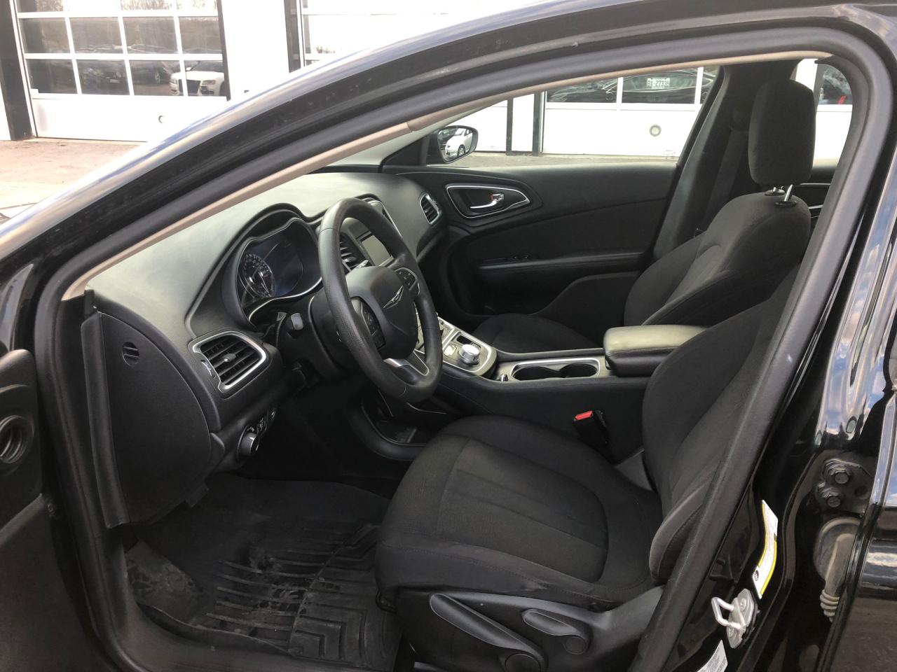 2015 Chrysler 200 LX CERTIFIED WITH 3 YEARS WARRANTY INCLUDED. - Photo #10