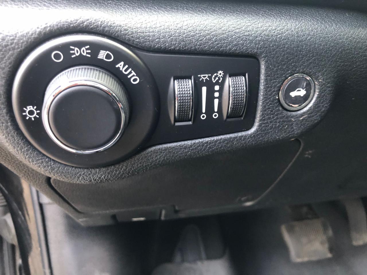 2015 Chrysler 200 LX CERTIFIED WITH 3 YEARS WARRANTY INCLUDED. - Photo #12