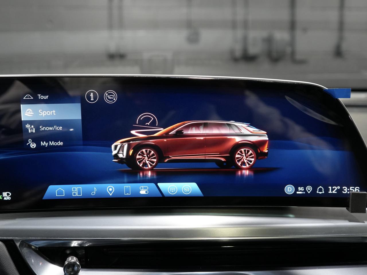 2024 Cadillac LYRIQ Sport w-1SJ/PANO/360CAM/ADAPTIVE CRUISE/1OWNER Photo