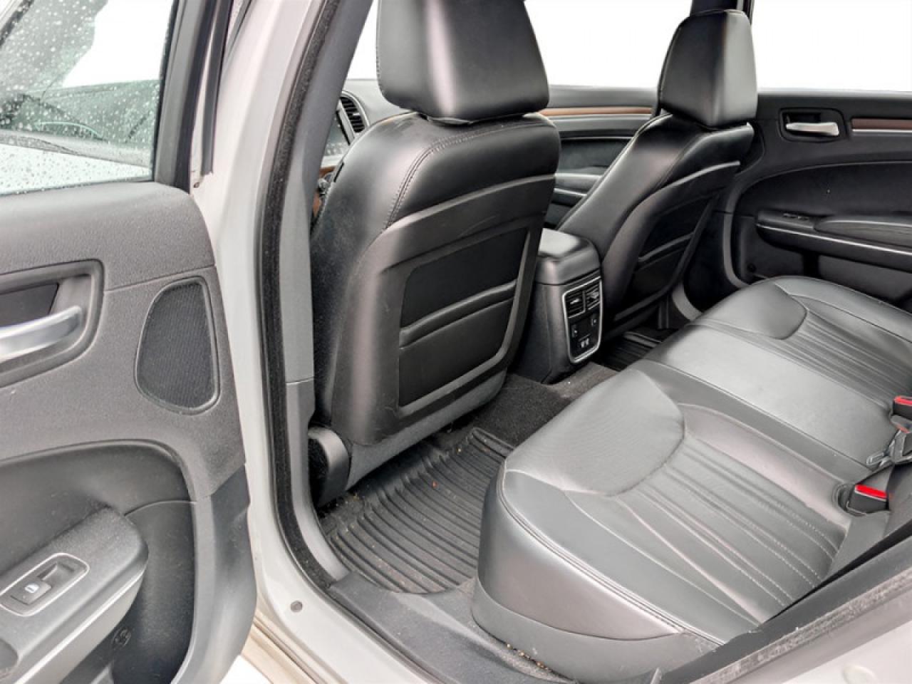 2016 Chrysler 300 Platinum  **LOADED - V6 - AWD** Photo