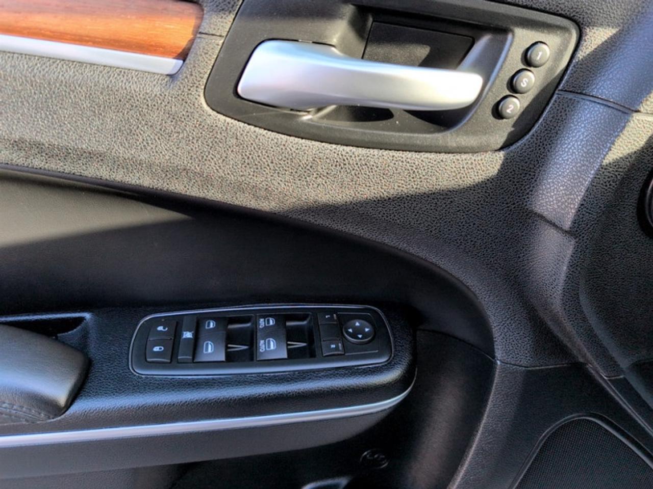 2016 Chrysler 300 Platinum  **LOADED - V6 - AWD** Photo