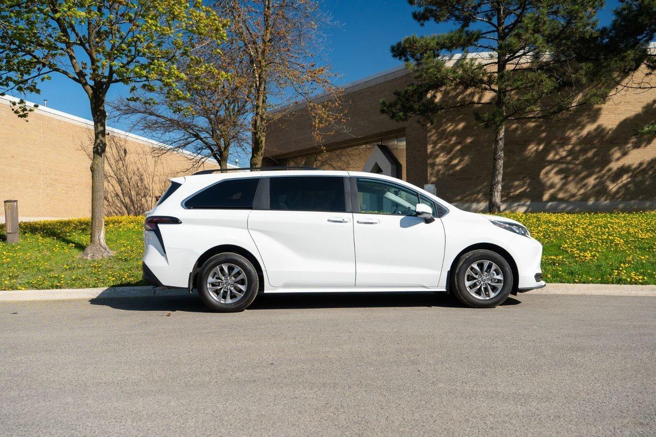 2025 Toyota Sienna LE Photo