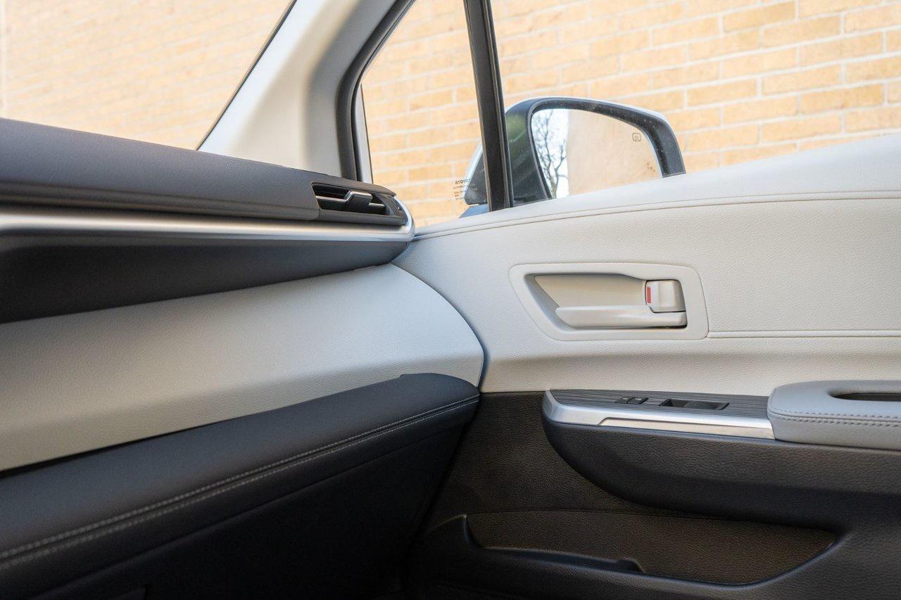 2025 Toyota Sienna LE Photo