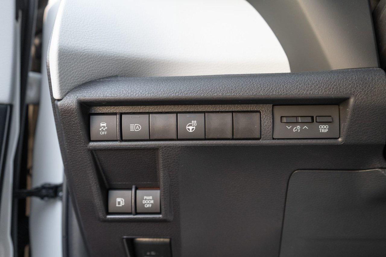 2025 Toyota Sienna LE Photo