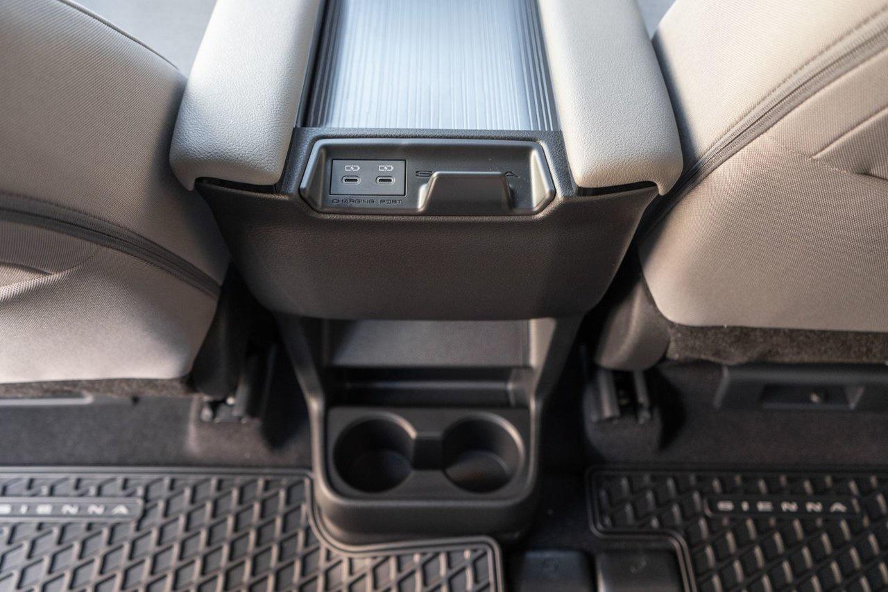 2025 Toyota Sienna LE Photo