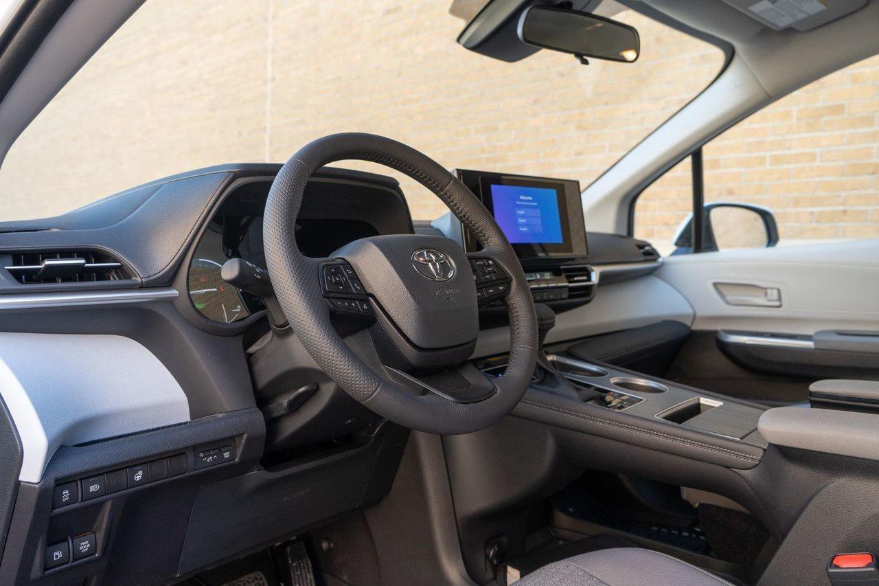 2025 Toyota Sienna LE Photo