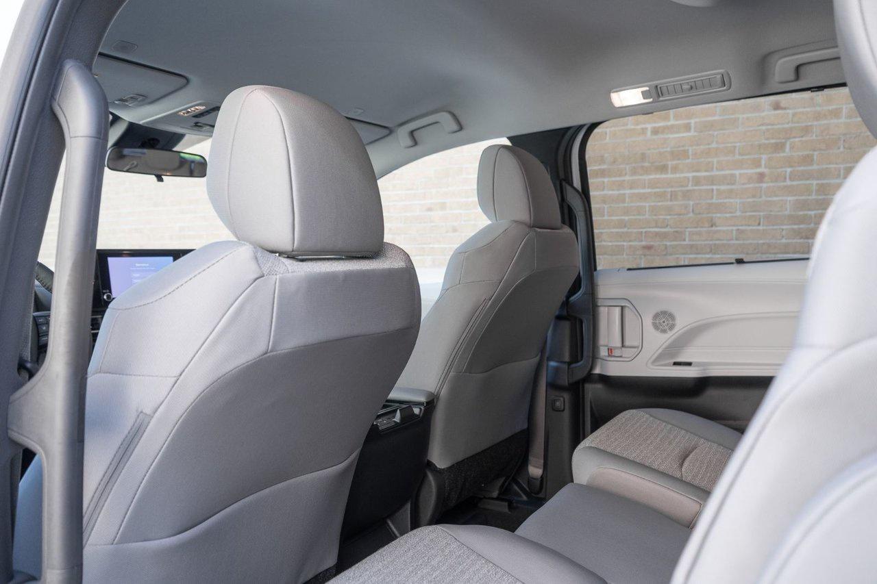 2025 Toyota Sienna LE Photo