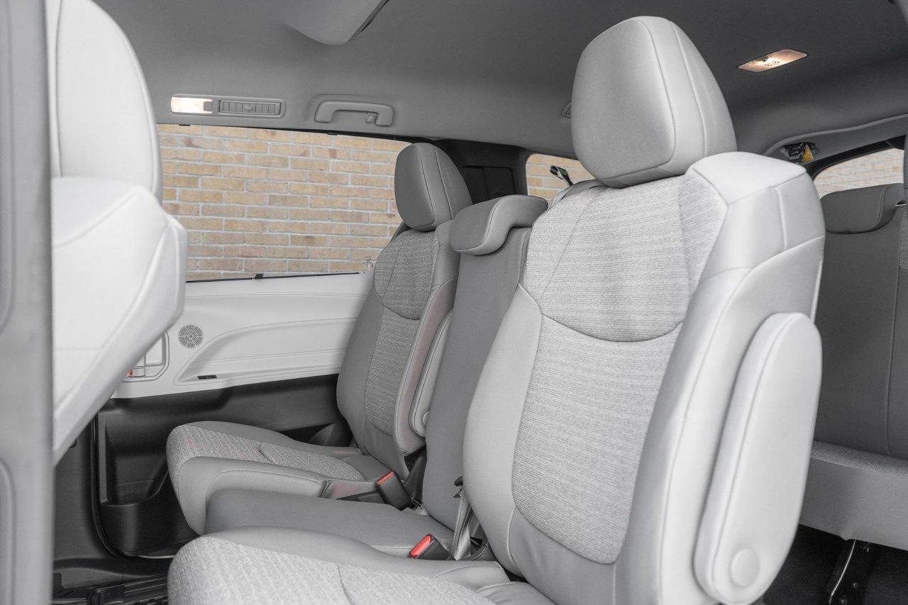 2025 Toyota Sienna LE Photo