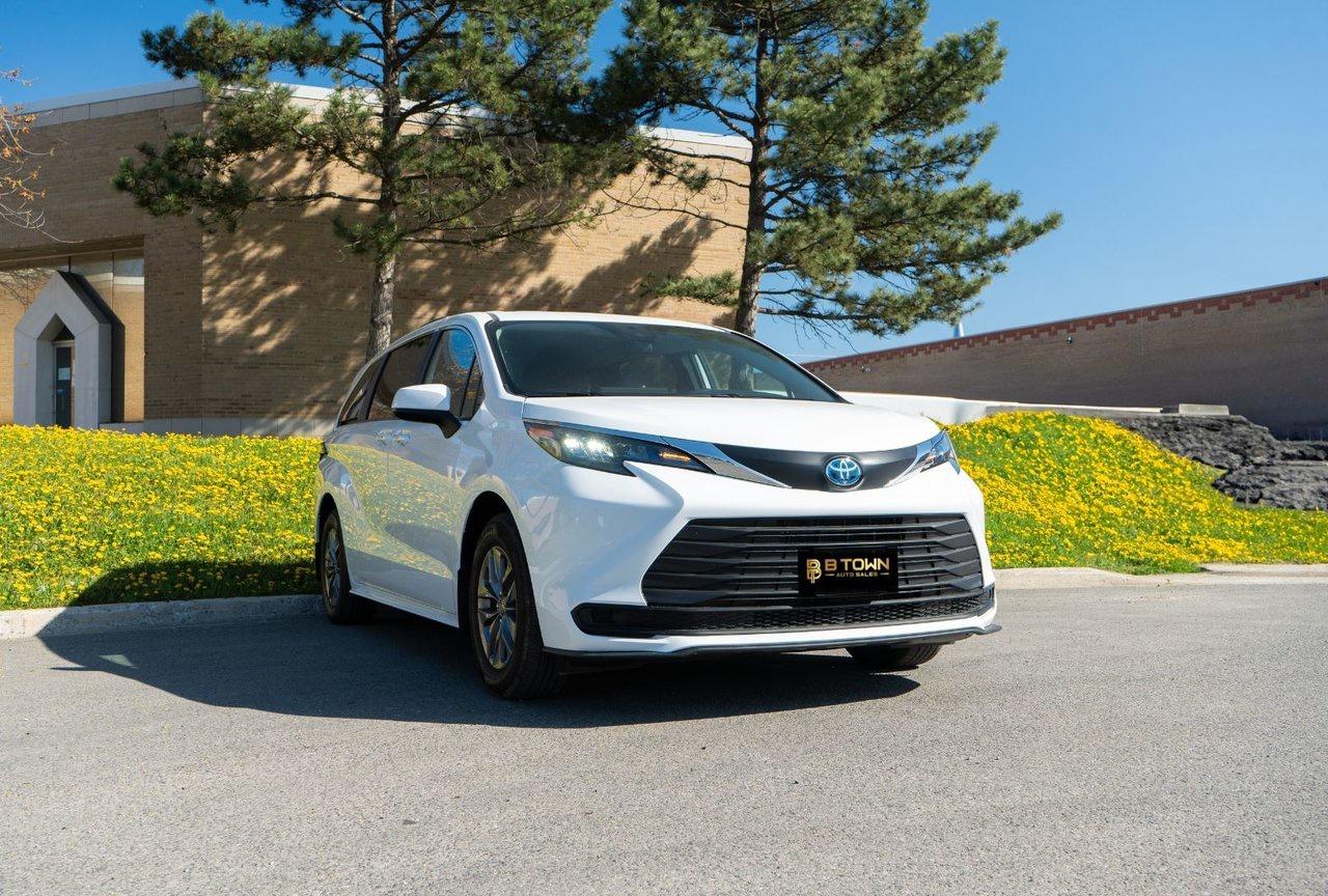 2025 Toyota Sienna LE Photo