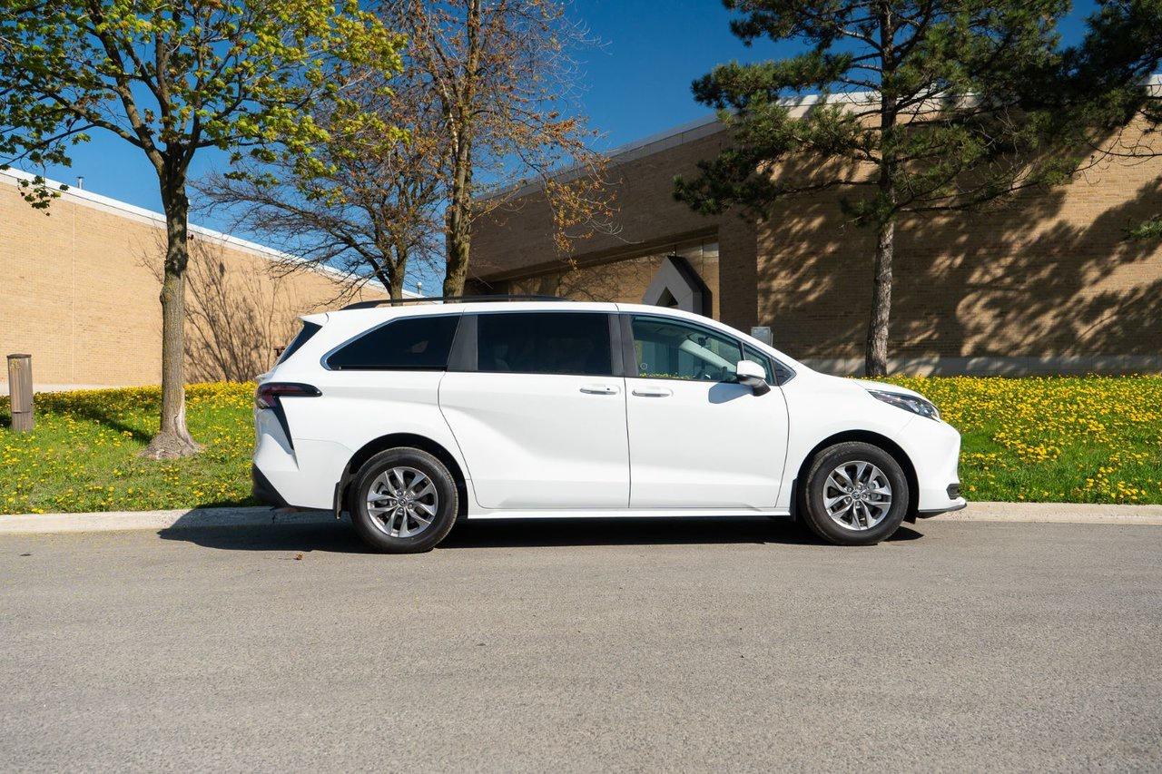 2025 Toyota Sienna LE Photo